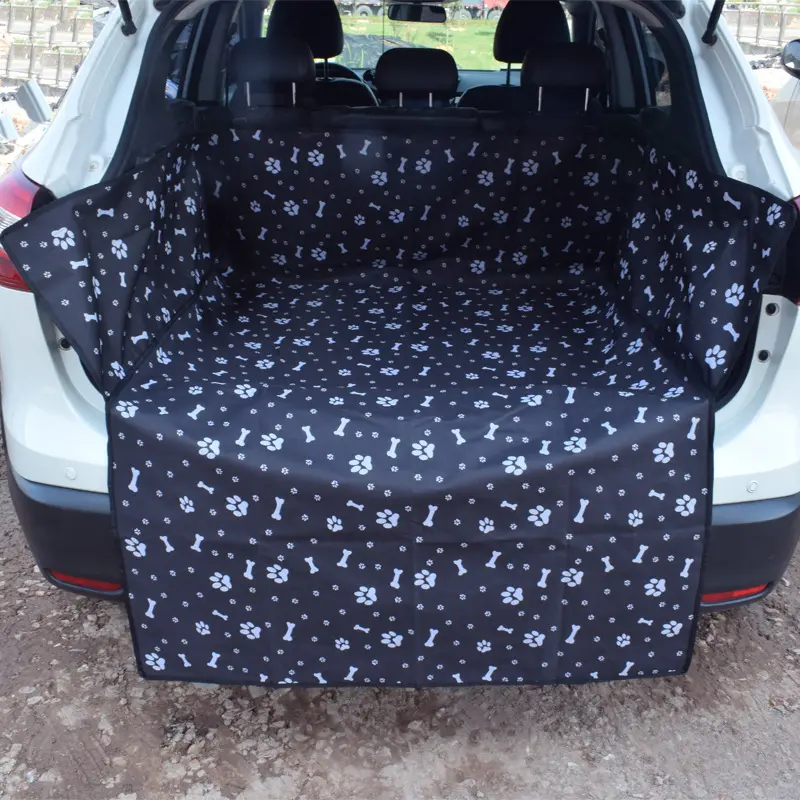 Autós védőhuzat csomagtartóba kutyáknak 185x104cm fekete mancs mintával (car-mat-black-paws) (HG016)