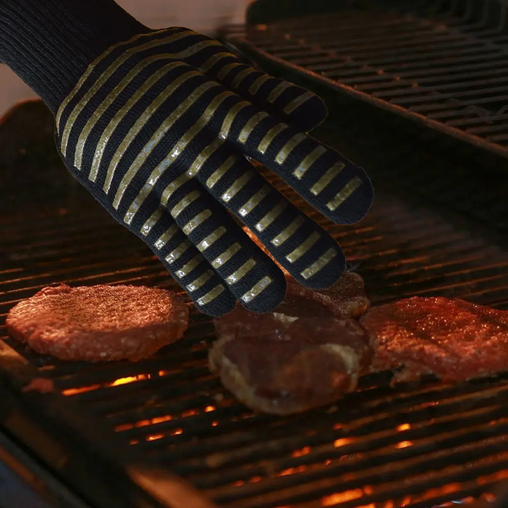Hőálló grill kesztyű 1 pár fekete arany csíkokkal (BBQ-GLOVES-BLACK-GOLD)