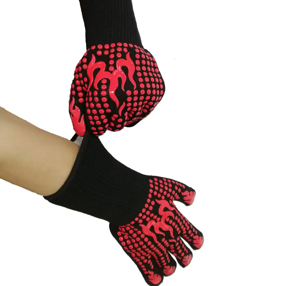 Hőálló grill kesztyű 1 pár fekete piros lángokkal (BBQ-GLOVES-RED-FLAMES-2)