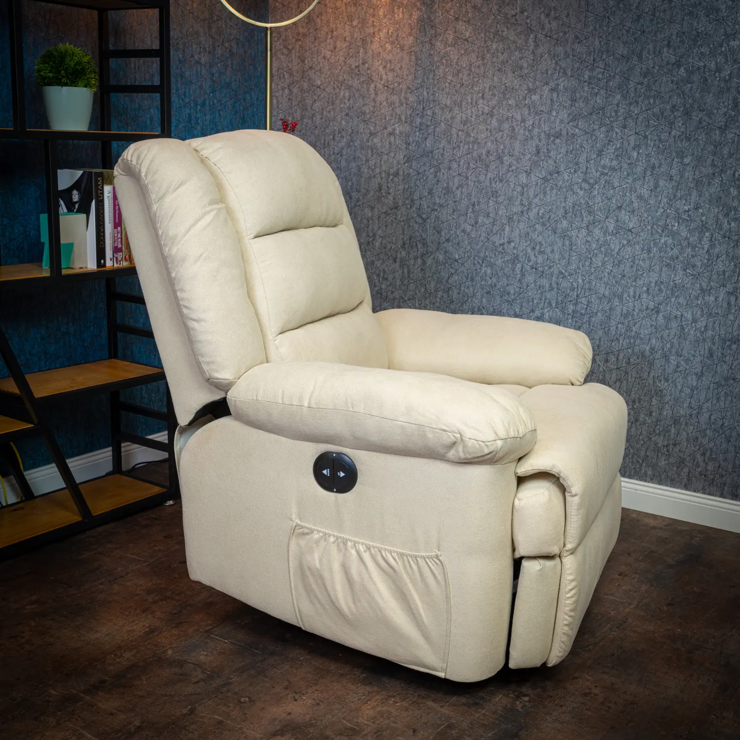 Relax fotelágy elektromosan dönthető háttámlával, lábtartóval vibrációs masszázzsal bézs szövet (ELEC-MASS-FAB-BEIGE)