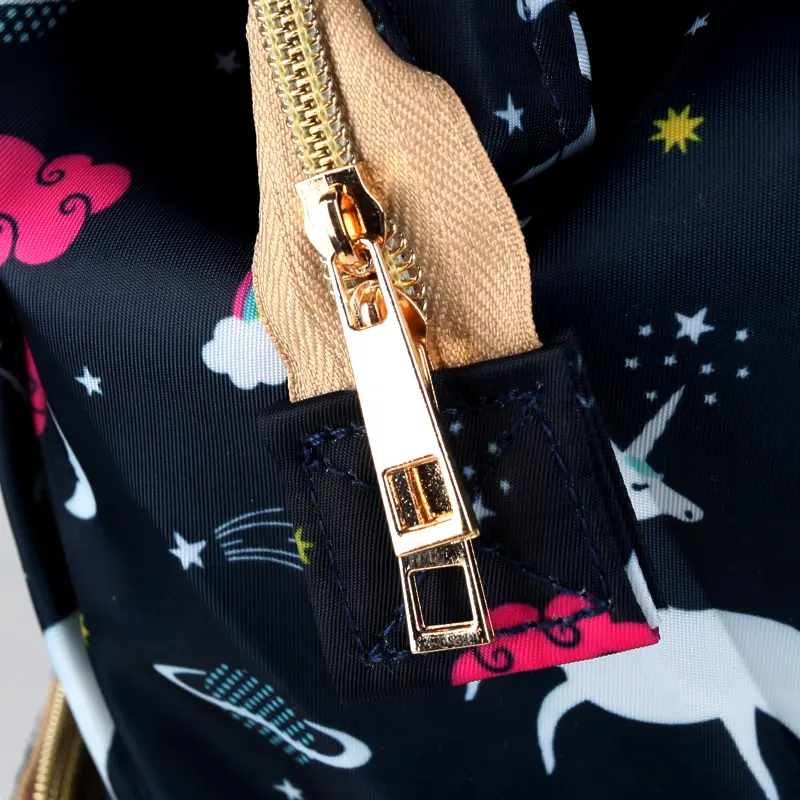 Pelenkázó hátizsák, pelenkázótáska fekete unikornis mintával (diaper-bag-black-unicorn)