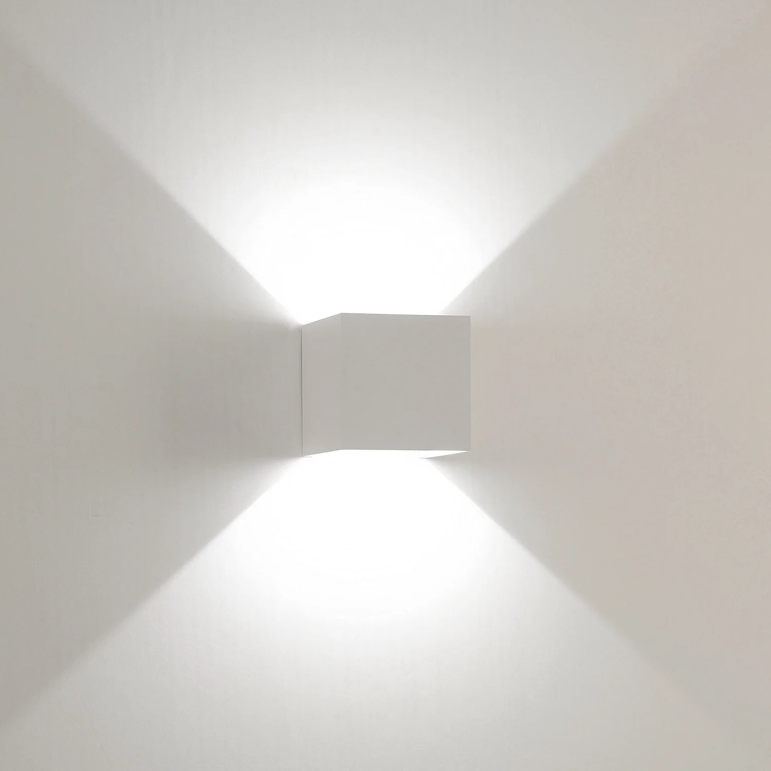 Kültéri fali LED lámpa 12W fehér IP65 vízálló 6000K hideg fényű (1003-2-WHITE-6000K)