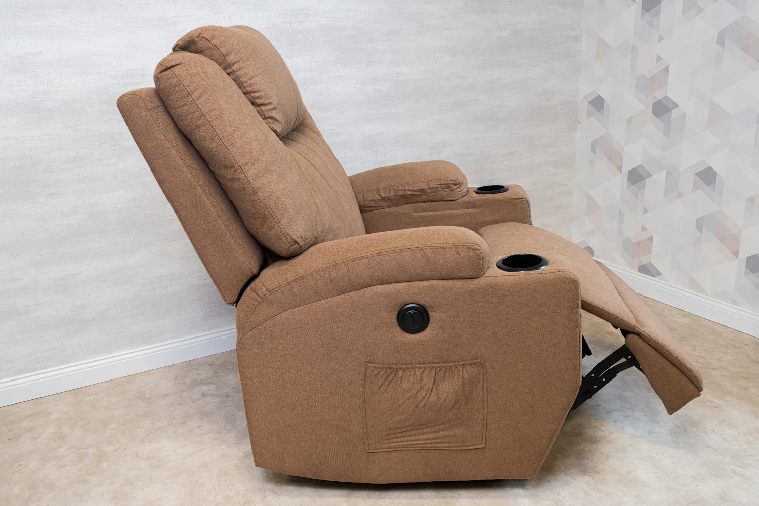 Relax fotelágy elektromosan dönthető háttámlával, lábtartóval, pohártartóval, vibrációs masszázzsal barna szövet (ELEC-MASS-CUP-BROWN-FAB)