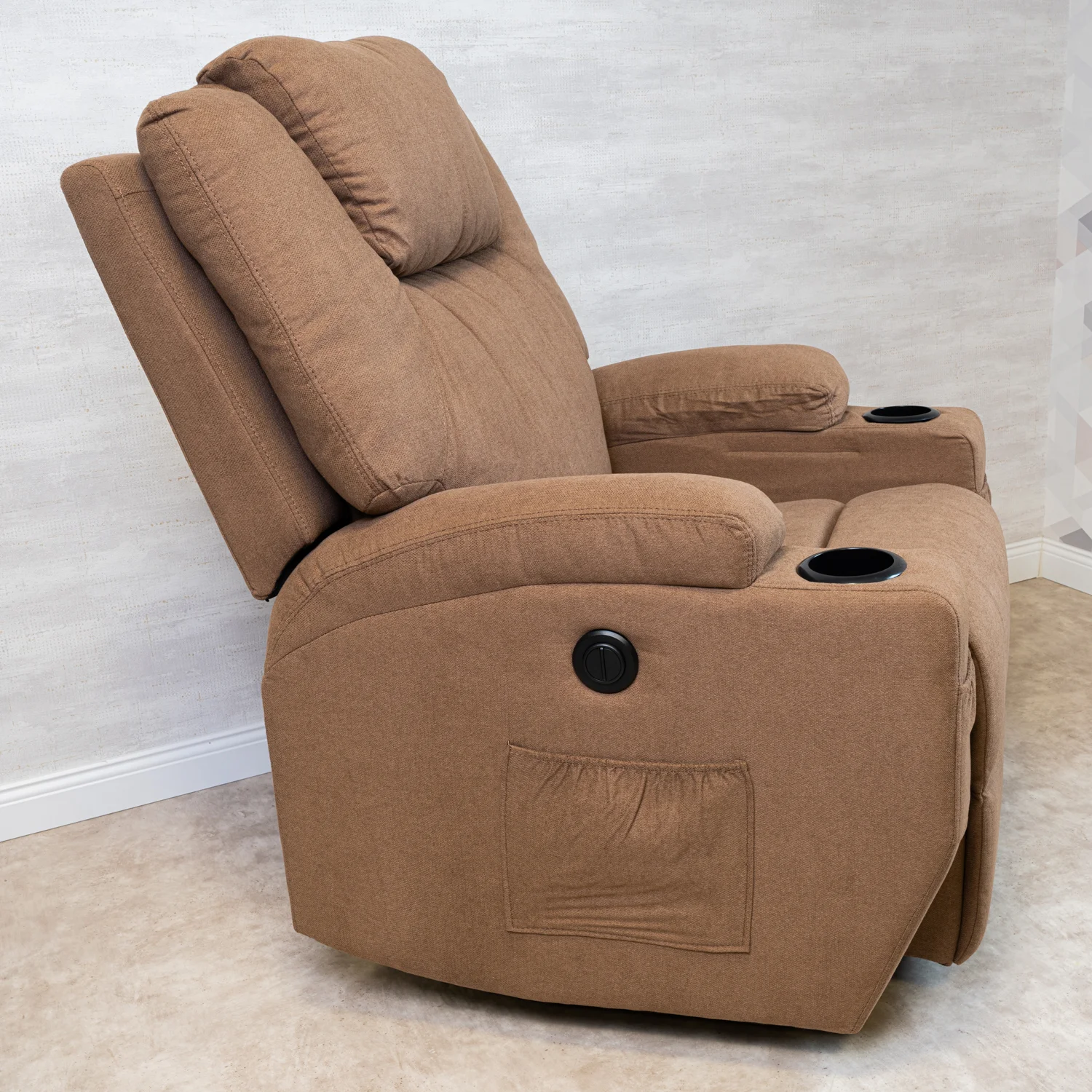 Relax fotelágy elektromosan dönthető háttámlával, lábtartóval, pohártartóval, vibrációs masszázzsal barna szövet (ELEC-MASS-CUP-BROWN-FAB)