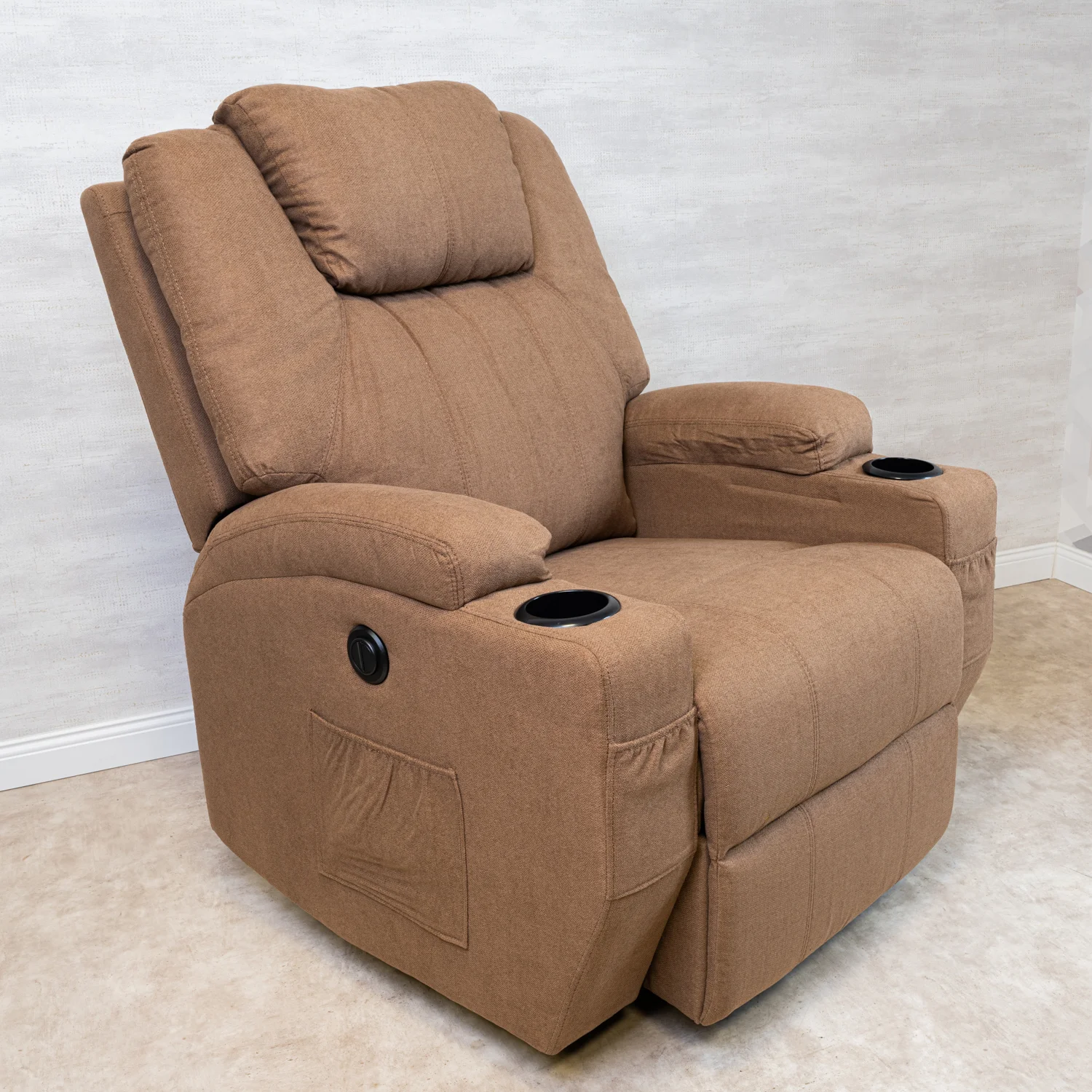 Relax fotelágy elektromosan dönthető háttámlával, lábtartóval, pohártartóval, vibrációs masszázzsal barna szövet (ELEC-MASS-CUP-BROWN-FAB)
