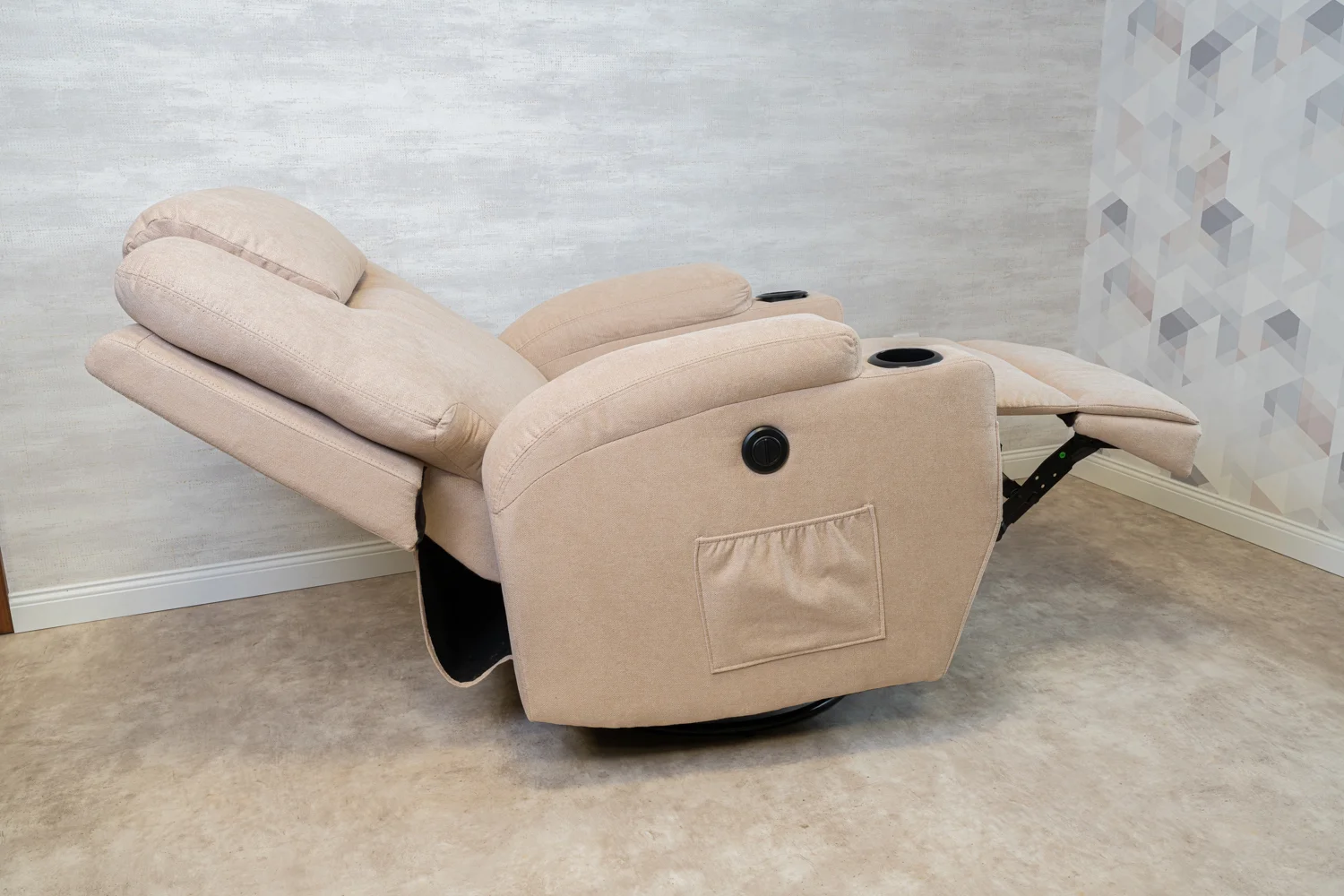 Relax fotelágy elektromosan dönthető háttámlával, lábtartóval, pohártartóval, vibrációs masszázzsal bézs szövet (ELEC-MASS-CUP-BEIGE-FAB)