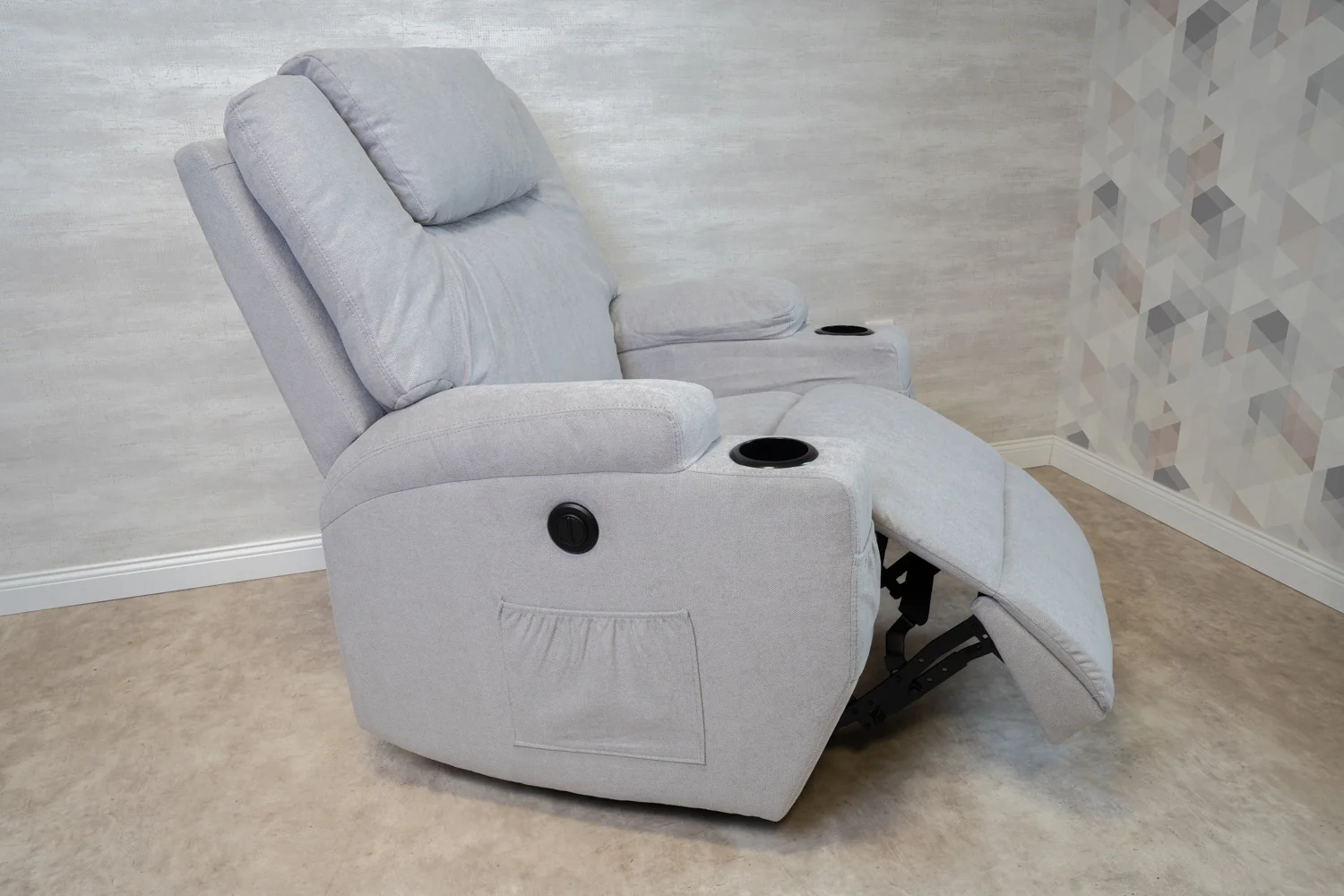 Relax fotelágy elektromosan dönthető háttámlával, lábtartóval, pohártartóval, vibrációs masszázzsal szürke szövet (ELEC-MASS-CUP-GREY-FAB)