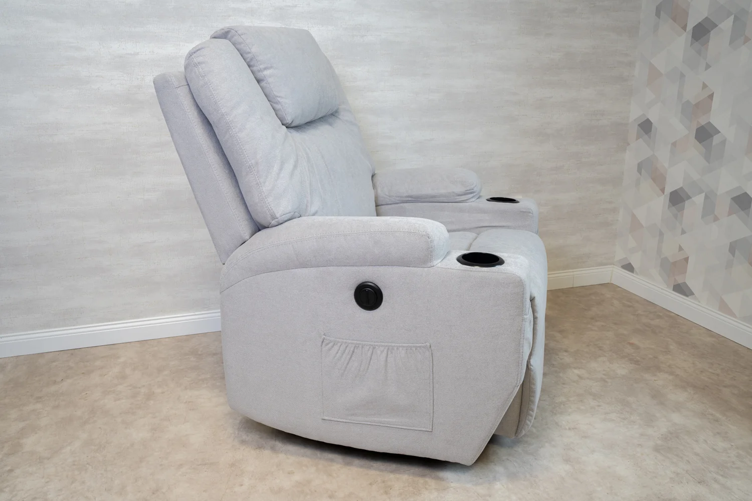 Relax fotelágy elektromosan dönthető háttámlával, lábtartóval, pohártartóval, vibrációs masszázzsal szürke szövet (ELEC-MASS-CUP-GREY-FAB)