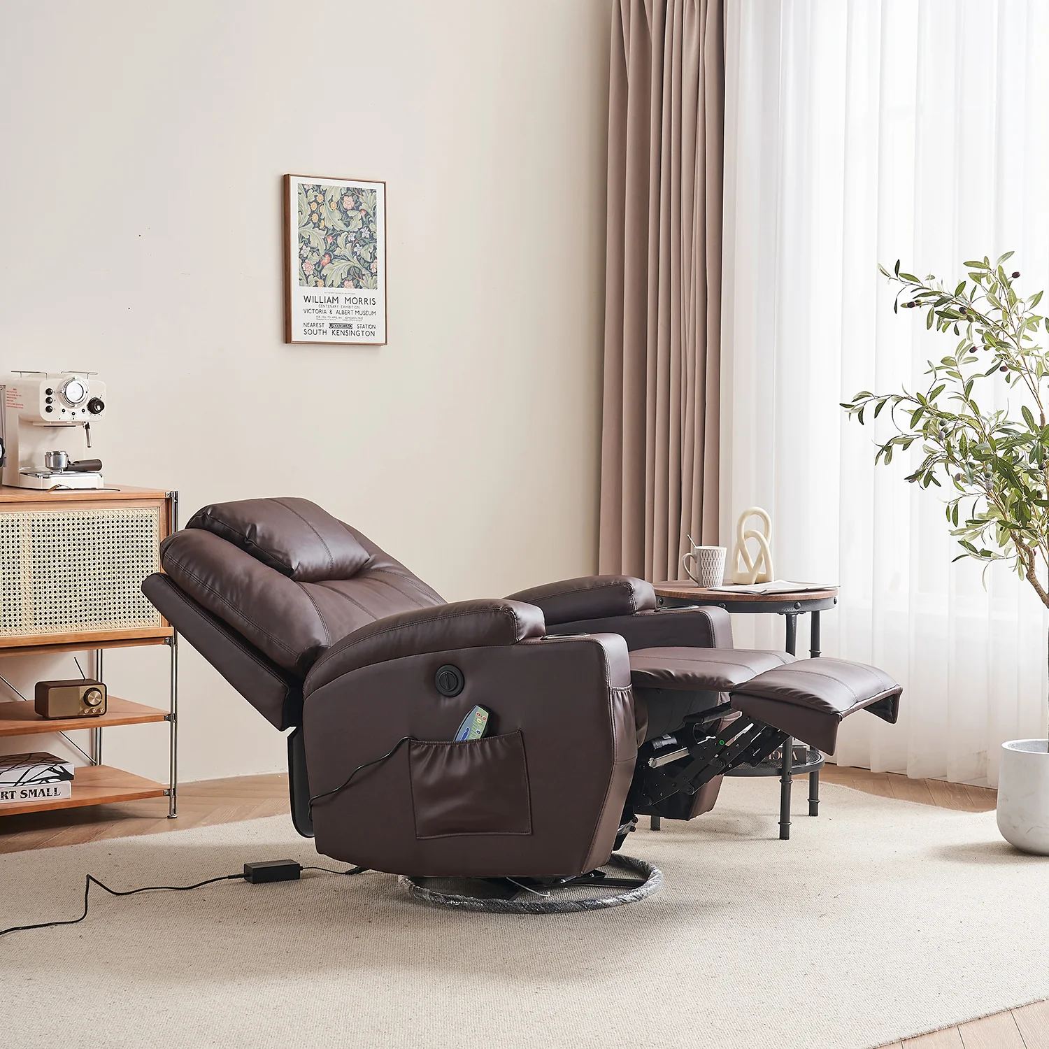 Relax fotelágy elektromosan dönthető háttámlával, lábtartóval, pohártartóval, vibrációs masszázzsal barna műbőr (ELEC-MASS-CUP-BROWN-PU)