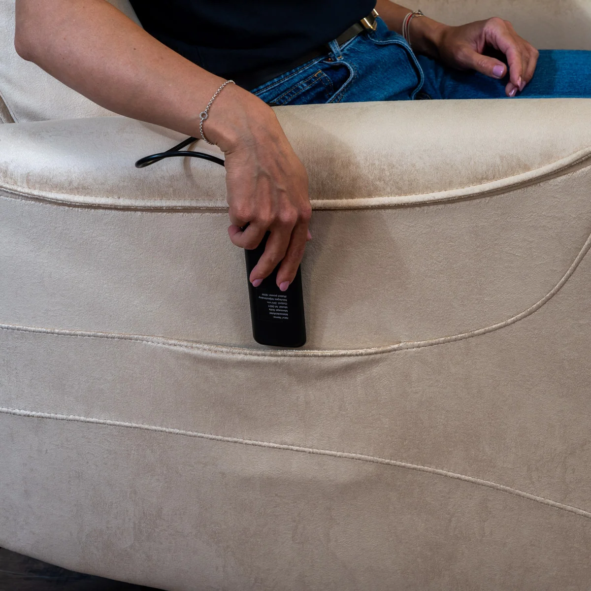 Elektromos relax fotel görgős masszázzsal bézs, magyar nyelvű távirányító szövet